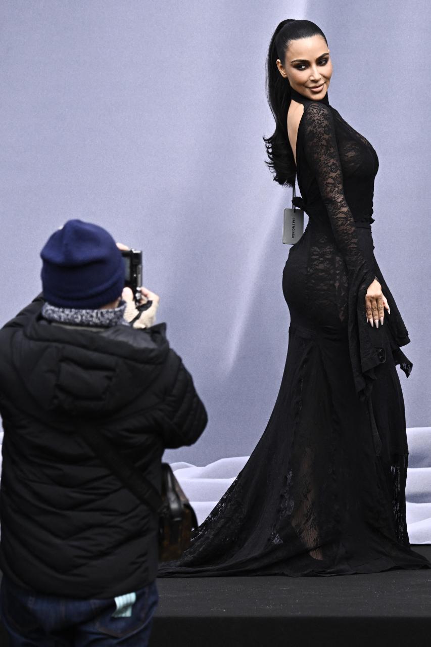 Kim Kardashian put on a priceless performance in a Balenciaga dress with the label still showing