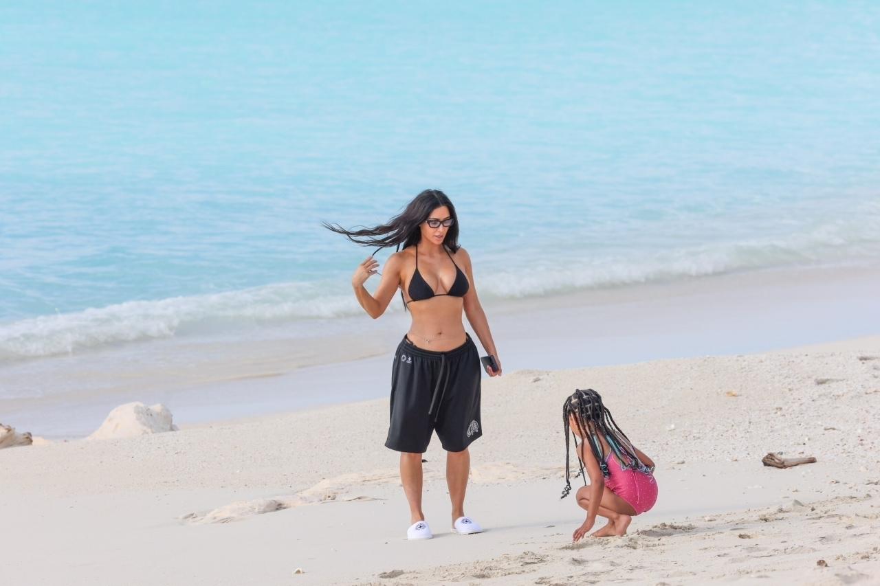 Kim Kardashian showed off her ʙικιɴι fugure as daughter Chicago made a sandcastle on the beach